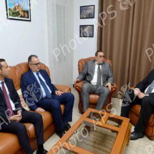Décès de l'ancien président roumain Ion Iliescu : le ministre de la communication signe le registre de condoléances à l'ambassade de Roumanie