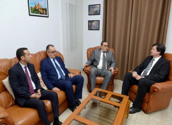 Décès de l'ancien président roumain Ion Iliescu : le ministre de la communication signe le registre de condoléances à l'ambassade de Roumanie