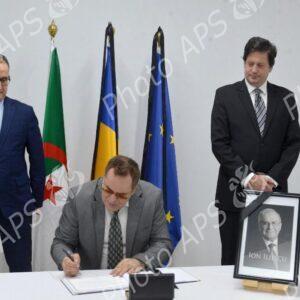 Décès de l'ancien président roumain Ion Iliescu : le ministre de la communication signe le registre de condoléances à l'ambassade de Roumanie