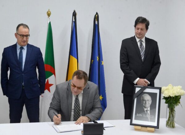 Décès de l'ancien président roumain Ion Iliescu : le ministre de la communication signe le registre de condoléances à l'ambassade de Roumanie