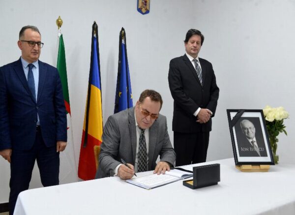 Décès de l'ancien président roumain Ion Iliescu : le ministre de la communication signe le registre de condoléances à l'ambassade de Roumanie