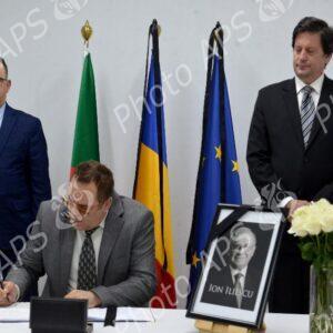 Décès de l'ancien président roumain Ion Iliescu : le ministre de la communication signe le registre de condoléances à l'ambassade de Roumanie