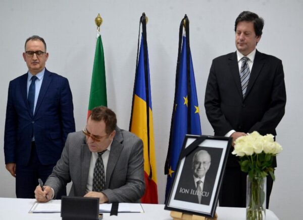 Décès de l'ancien président roumain Ion Iliescu : le ministre de la communication signe le registre de condoléances à l'ambassade de Roumanie