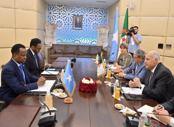 Le MAE Attaf s'entretient avec son homologue somalien en visite officielle en Algérie