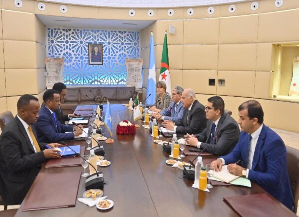 Le MAE Attaf s'entretient avec son homologue somalien en visite officielle en Algérie