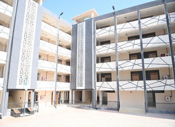 Le ministre de l'Education inspecte nombre de projets de réalisation d'établissements scolaires à Alger