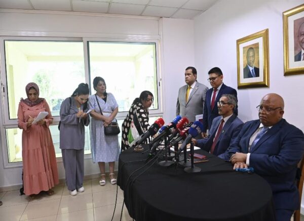 Déclaratrion à la presse de l'ambassadeur de la RASD et de l'ambassadeur d'Afrique du Sud .