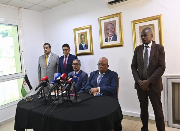 Déclaratrion à la presse de l'ambassadeur de la RASD et de l'ambassadeur d'Afrique du Sud .