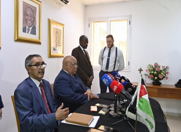 Déclaratrion à la presse de l'ambassadeur de la RASD et de l'ambassadeur d'Afrique du Sud .