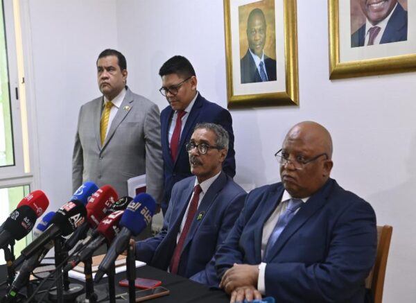Déclaratrion à la presse de l'ambassadeur de la RASD et de l'ambassadeur d'Afrique du Sud .