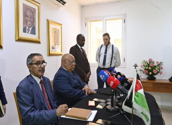 Déclaratrion à la presse de l'ambassadeur de la RASD et de l'ambassadeur d'Afrique du Sud .