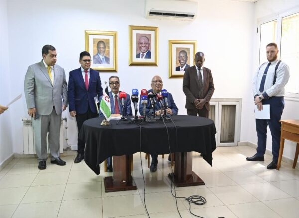 Déclaratrion à la presse de l'ambassadeur de la RASD et de l'ambassadeur d'Afrique du Sud .