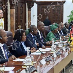 Les entretiens entre le président de la République et son homologue du Mozambique élargis aux délégations des deux pays