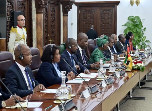 Les entretiens entre le président de la République et son homologue du Mozambique élargis aux délégations des deux pays