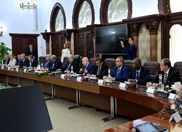 Les entretiens entre le président de la République et son homologue du Mozambique élargis aux délégations des deux pays