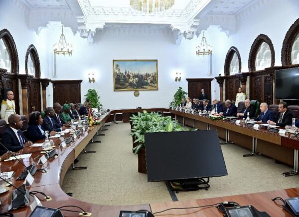Les entretiens entre le président de la République et son homologue du Mozambique élargis aux délégations des deux pays