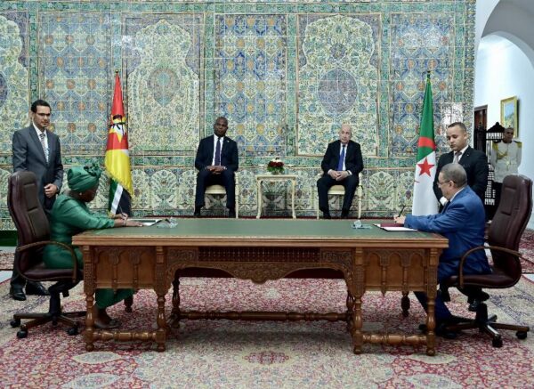 Le président de la République copréside avec le président du Mozambique la cérémonie de signature de six accords et mémorandums d'entente de coopération bilatérale
