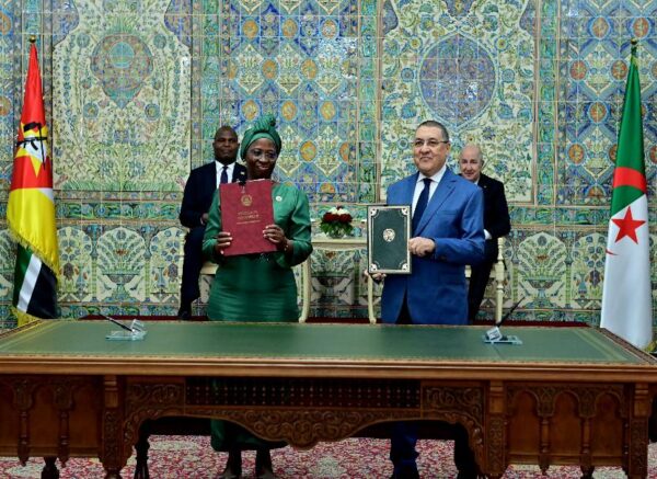 Le président de la République copréside avec le président du Mozambique la cérémonie de signature de six accords et mémorandums d'entente de coopération bilatérale