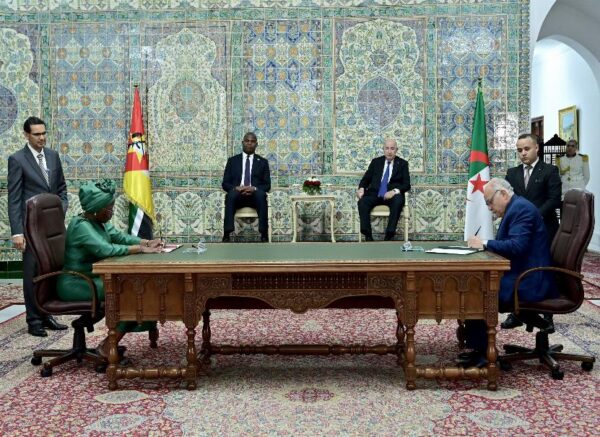 Le président de la République copréside avec le président du Mozambique la cérémonie de signature de six accords et mémorandums d'entente de coopération bilatérale