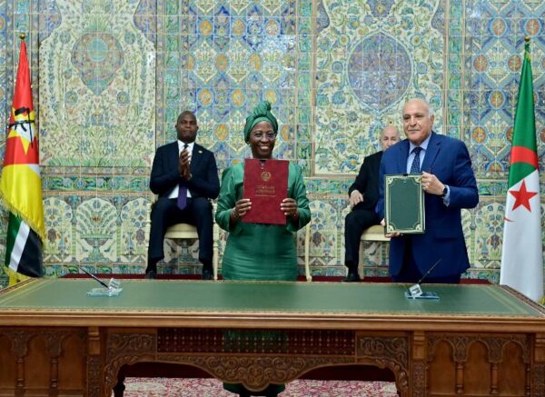 Le président de la République copréside avec le président du Mozambique la cérémonie de signature de six accords et mémorandums d'entente de coopération bilatérale