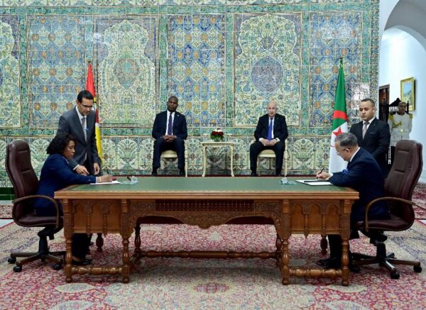 Le président de la République copréside avec le président du Mozambique la cérémonie de signature de six accords et mémorandums d'entente de coopération bilatérale