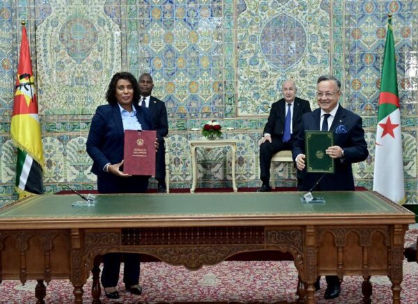 Le président de la République copréside avec le président du Mozambique la cérémonie de signature de six accords et mémorandums d'entente de coopération bilatérale