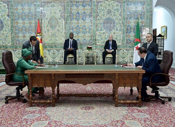 Le président de la République copréside avec le président du Mozambique la cérémonie de signature de six accords et mémorandums d'entente de coopération bilatérale
