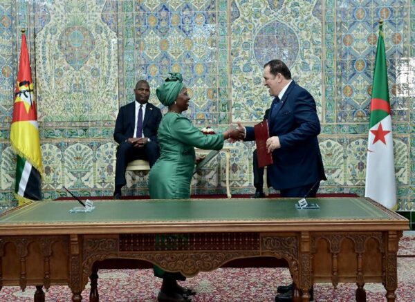 Le président de la République copréside avec le président du Mozambique la cérémonie de signature de six accords et mémorandums d'entente de coopération bilatérale