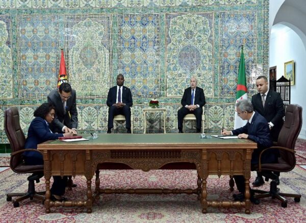 Le président de la République copréside avec le président du Mozambique la cérémonie de signature de six accords et mémorandums d'entente de coopération bilatérale