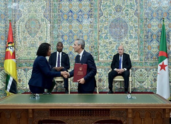 Le président de la République copréside avec le président du Mozambique la cérémonie de signature de six accords et mémorandums d'entente de coopération bilatérale