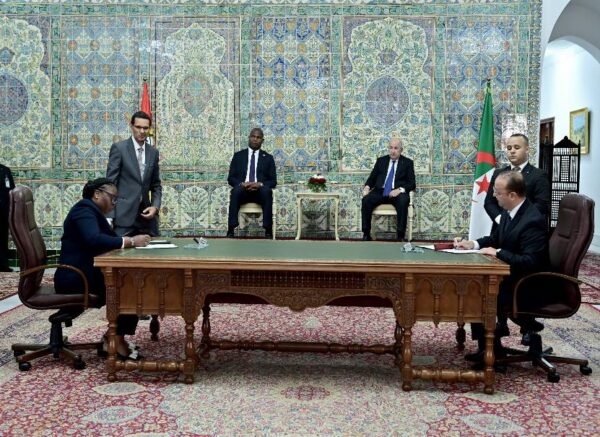 Le président de la République copréside avec le président du Mozambique la cérémonie de signature de six accords et mémorandums d'entente de coopération bilatérale