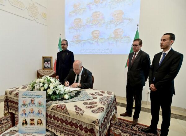 Attaque sioniste en Iran : le ministre des Moudjahidine signe le registre des condoléances