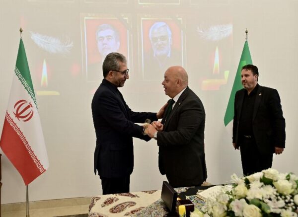 Attaque sioniste en Iran : le ministre des Moudjahidine signe le registre des condoléances