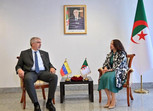 Mme Mansouri reçoit le vice-ministre vénézuélien pour l'Afrique au ministère du Pouvoir populaire