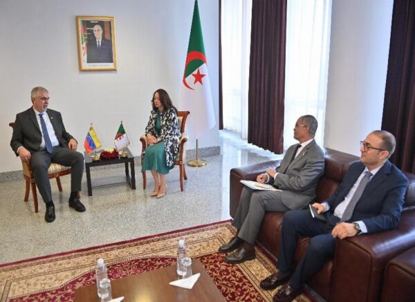 Mme Mansouri reçoit le vice-ministre vénézuélien pour l'Afrique au ministère du Pouvoir populaire