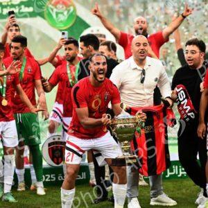 Le président de la République remet le trophée de la Coupe d'Algérie 2025 au capitaine de l'USM Alger
