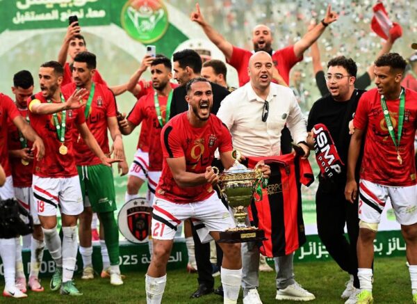 Le président de la République remet le trophée de la Coupe d'Algérie 2025 au capitaine de l'USM Alger