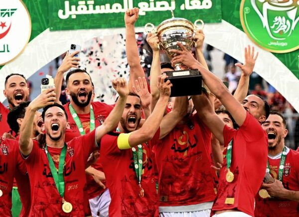 Le président de la République remet le trophée de la Coupe d'Algérie 2025 au capitaine de l'USM Alger
