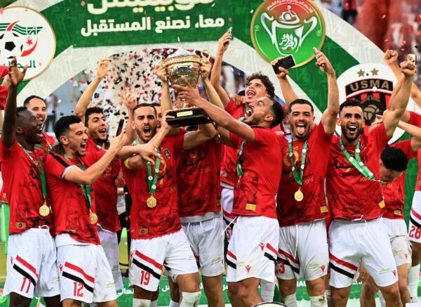 Le président de la République remet le trophée de la Coupe d'Algérie 2025 au capitaine de l'USM Alger