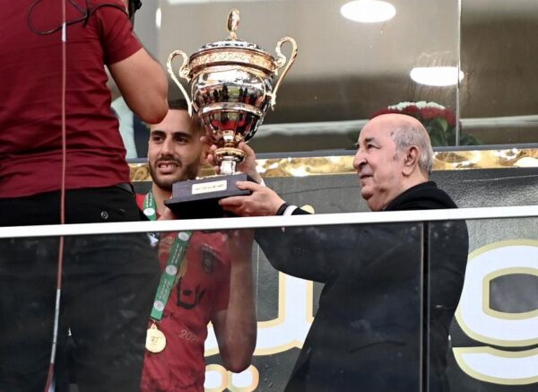 Le président de la République remet le trophée de la Coupe d'Algérie 2025 au capitaine de l'USM Alger