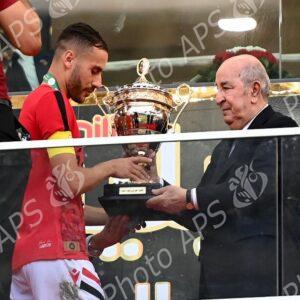 Le président de la République remet le trophée de la Coupe d'Algérie 2025 au capitaine de l'USM Alger