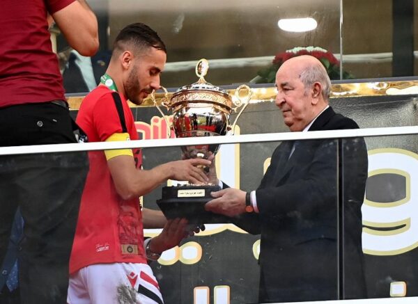 Le président de la République remet le trophée de la Coupe d'Algérie 2025 au capitaine de l'USM Alger
