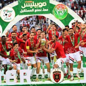 Le président de la République remet le trophée de la Coupe d'Algérie 2025 au capitaine de l'USM Alger
