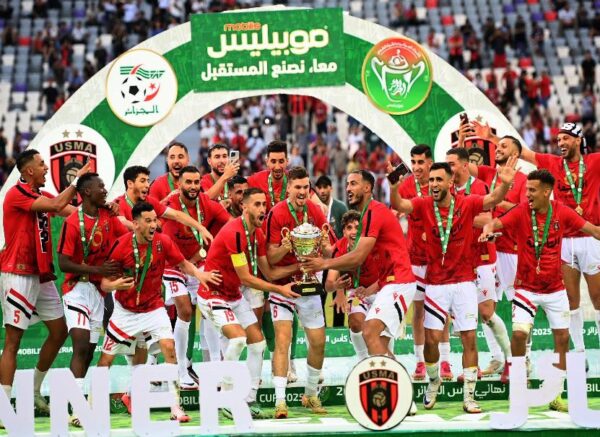 Le président de la République remet le trophée de la Coupe d'Algérie 2025 au capitaine de l'USM Alger