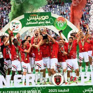 Le président de la République remet le trophée de la Coupe d'Algérie 2025 au capitaine de l'USM Alger