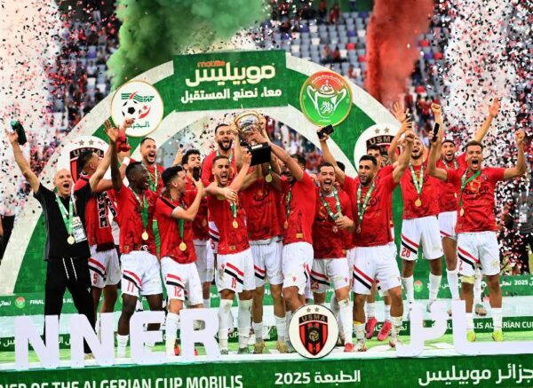 Le président de la République remet le trophée de la Coupe d'Algérie 2025 au capitaine de l'USM Alger
