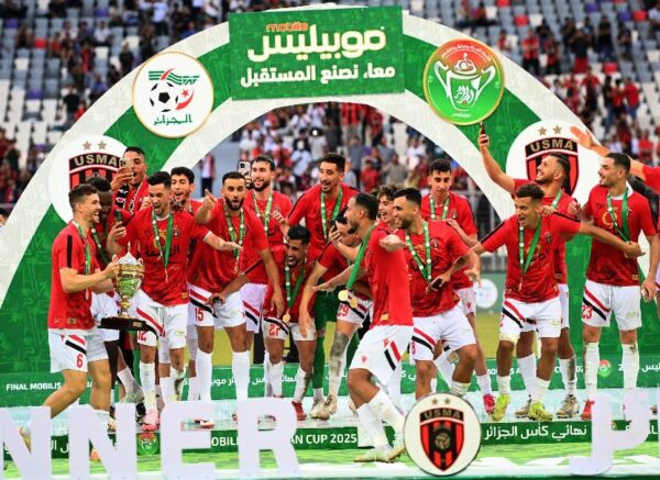 Le président de la République remet le trophée de la Coupe d'Algérie 2025 au capitaine de l'USM Alger