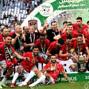 Le président de la République remet le trophée de la Coupe d'Algérie 2025 au capitaine de l'USM Alger