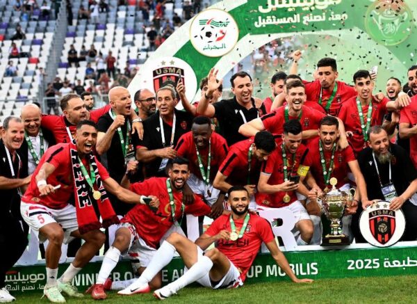 Le président de la République remet le trophée de la Coupe d'Algérie 2025 au capitaine de l'USM Alger