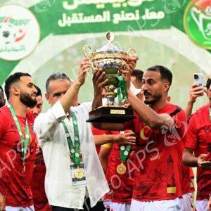 Le président de la République remet le trophée de la Coupe d'Algérie 2025 au capitaine de l'USM Alger